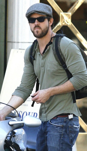 ryan-reynolds-rayban2140