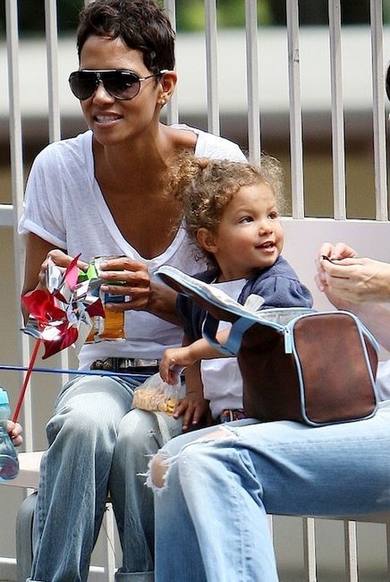 halle berry 2004 golden globes. Halle Berry looked chic and