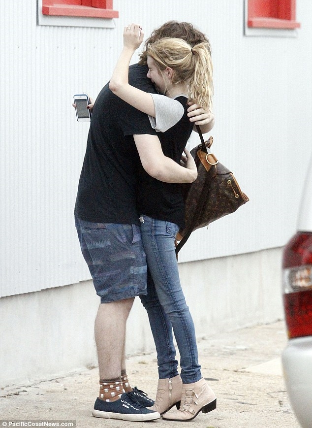 Emma Roberts Evan Peters makeup